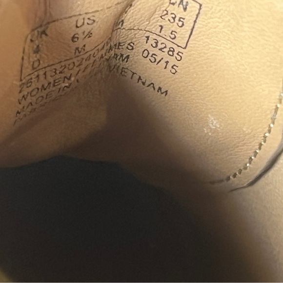 CLARK'S Artisan Dark Burgundy Leather Chunky Heel Pump Booties Size 6 1/2 - Picture 3 of 9